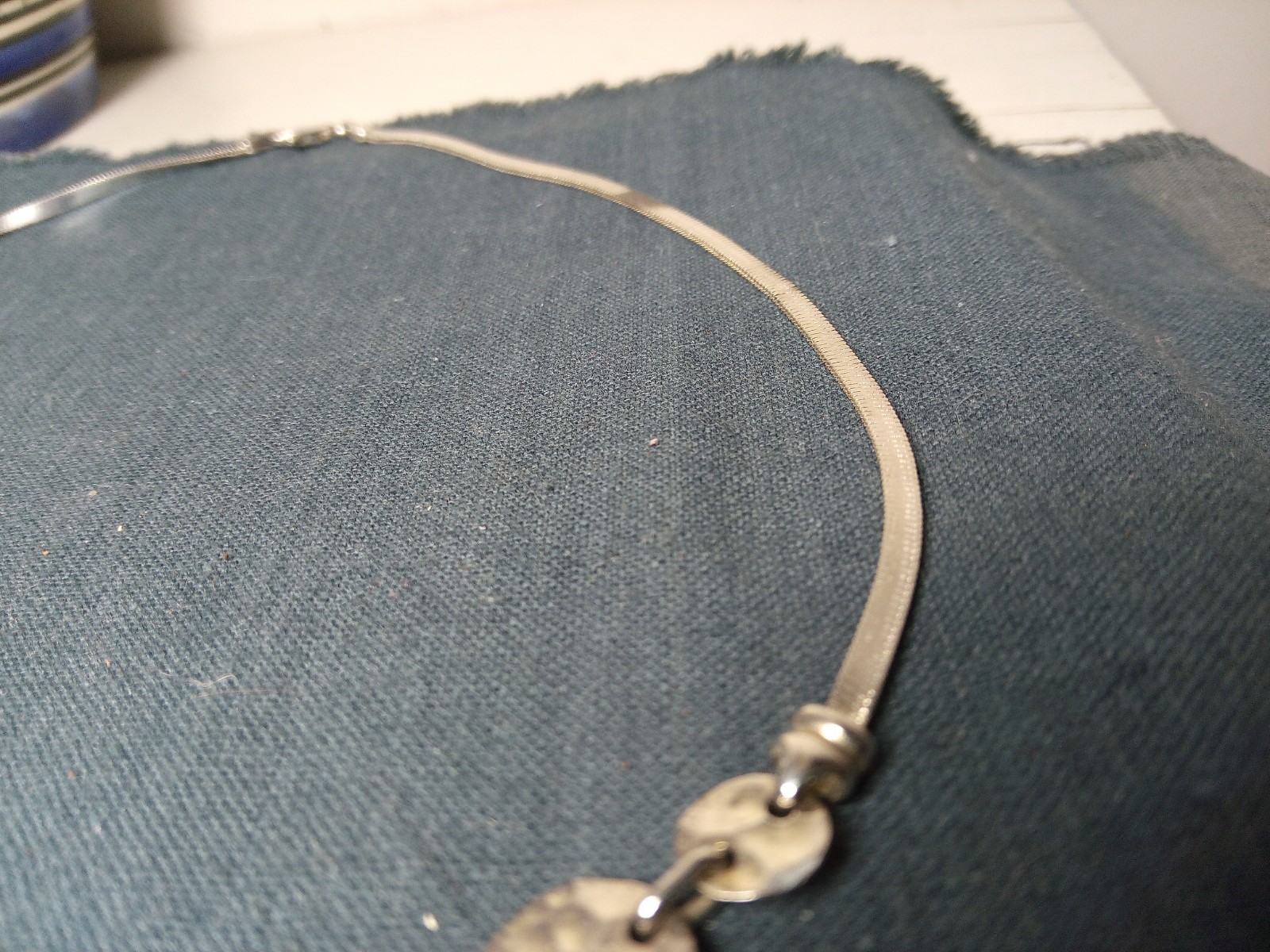 Sterling Silver 925 Hammered Graduated Disc Necklace Herringbone Chain 15″
