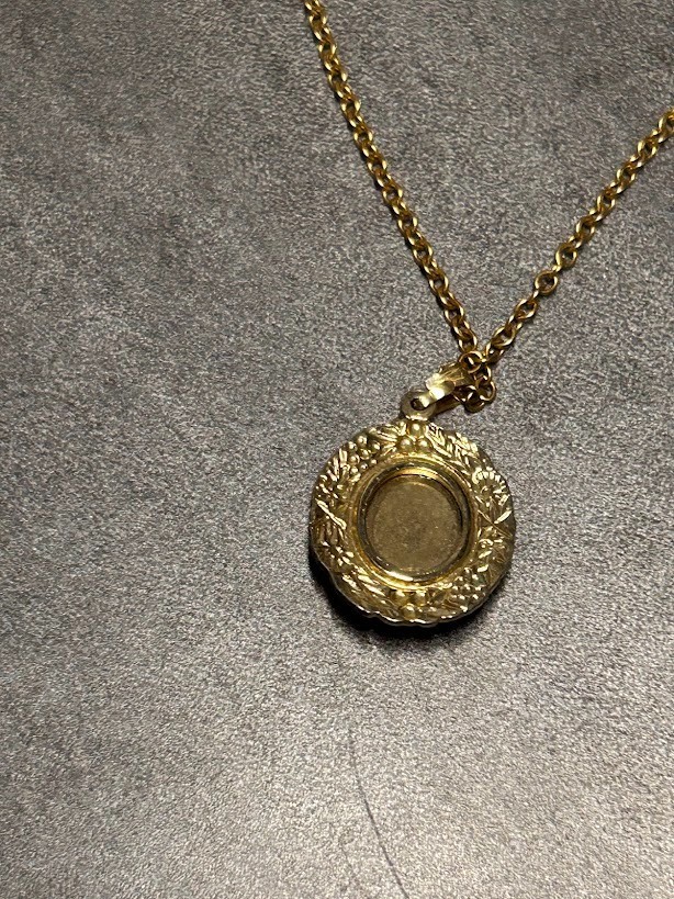 Vintage Tiger’s Eye Pendant Necklace Oval Gemstone Textured Floral Gold Tone 18″