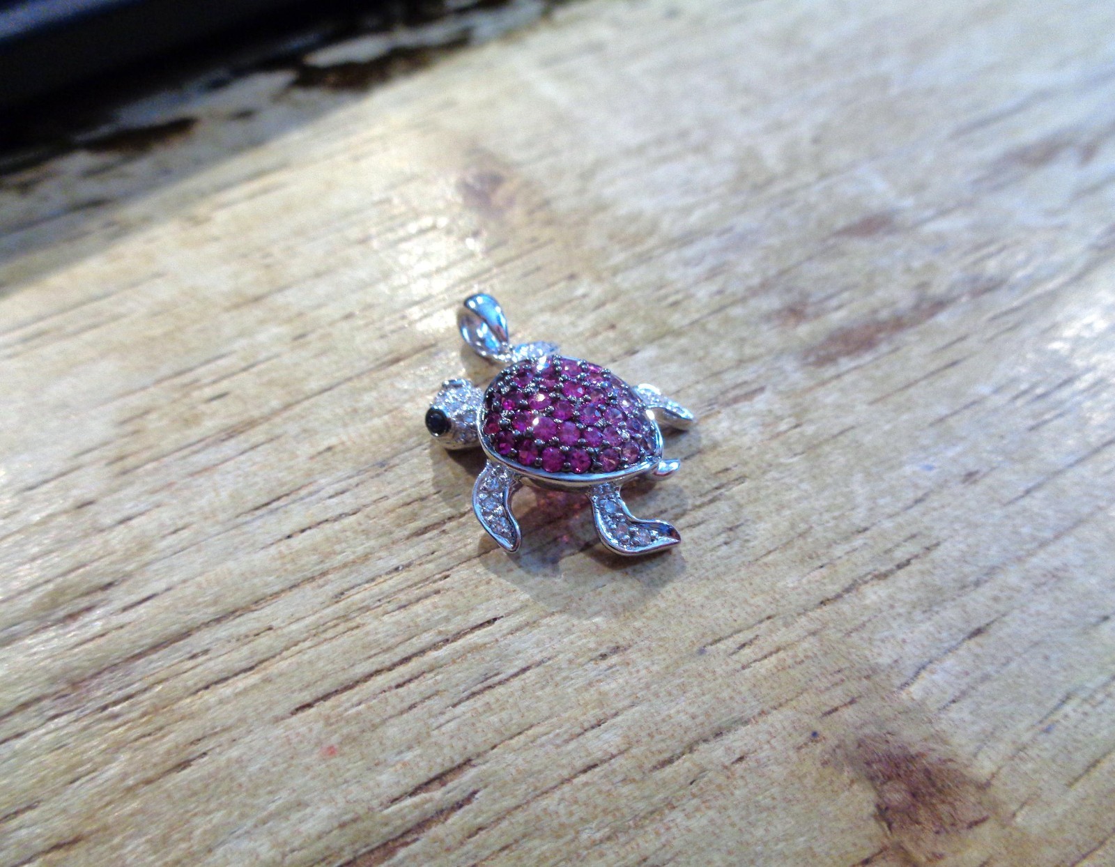 20MM 14K WHITE GOLD 0.87CTS RUBY SAPPHIRE 0.18CT DIAMOND HAWAIIAN TURTLE PENDANT