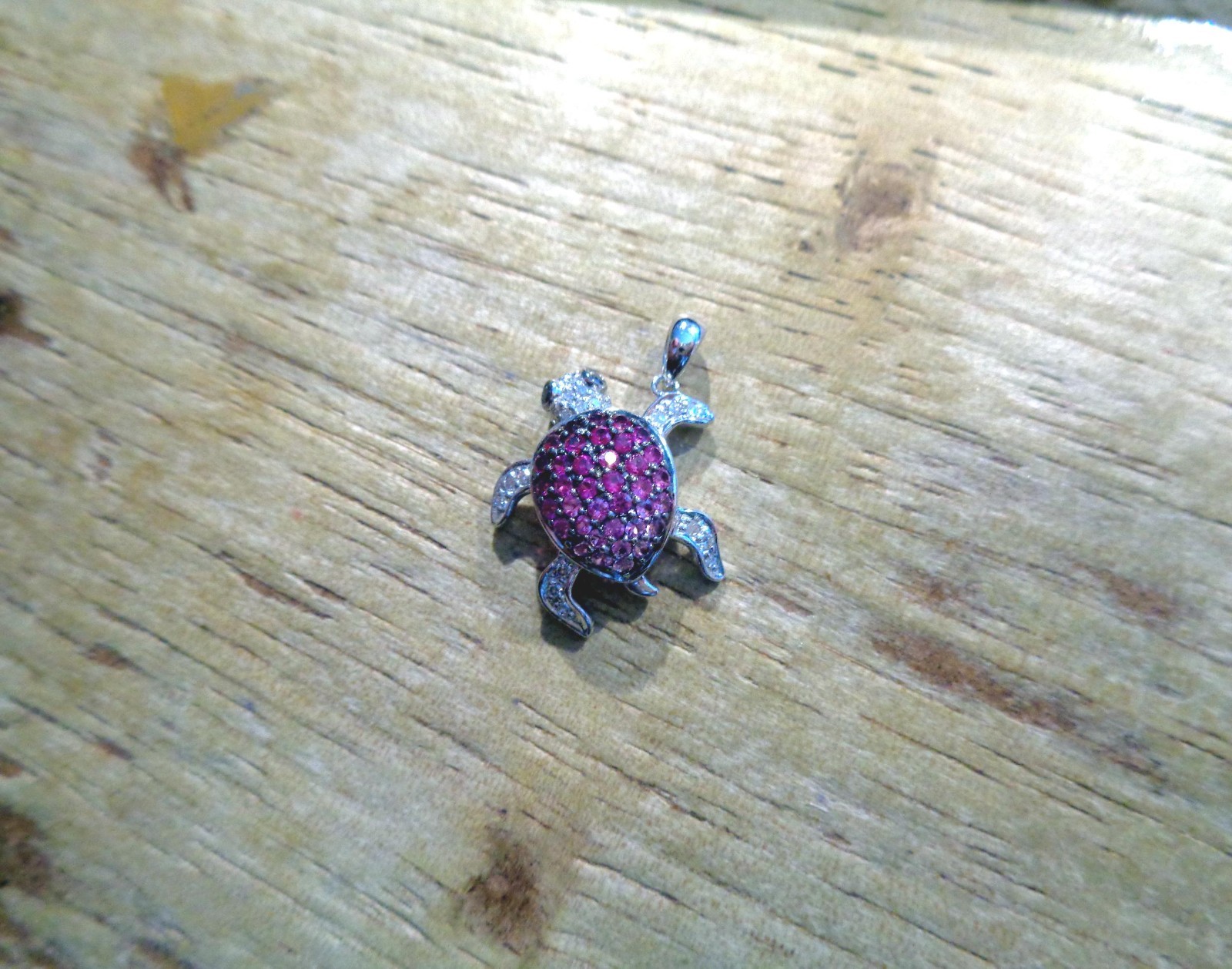 20MM 14K WHITE GOLD 0.87CTS RUBY SAPPHIRE 0.18CT DIAMOND HAWAIIAN TURTLE PENDANT