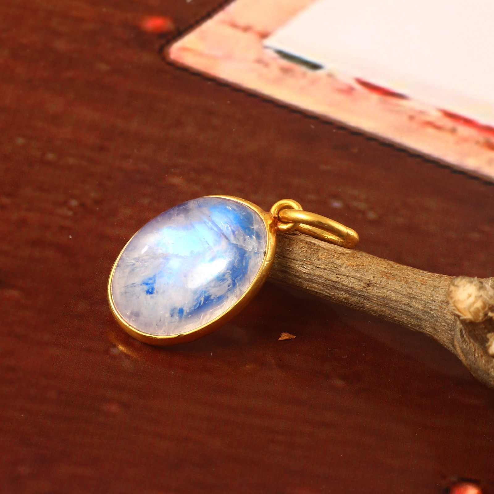 Elegant 14K Gold Moonstone Necklace Pendant Blue Flash Pear Shape Stone 3157