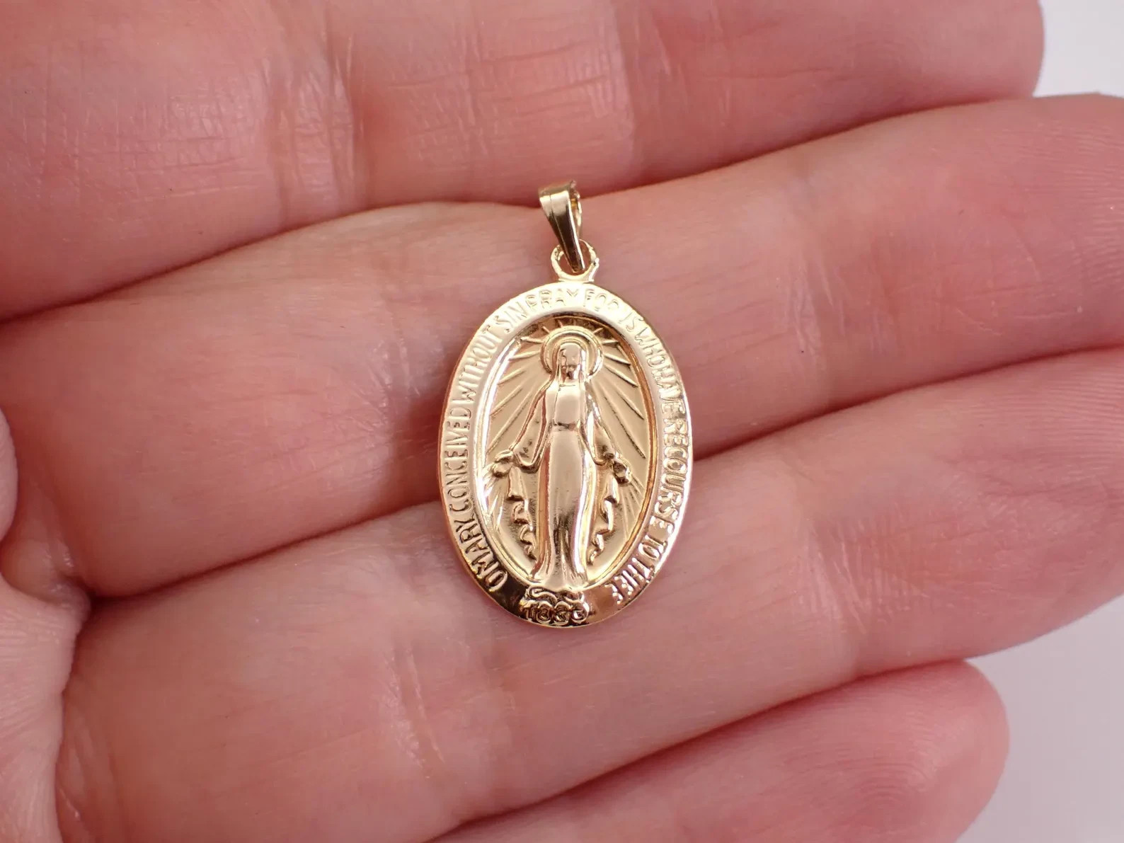 Religious Virgin Mary No Stone Oval Disk Women’s Pendant 14K Yellow Gold Plated.