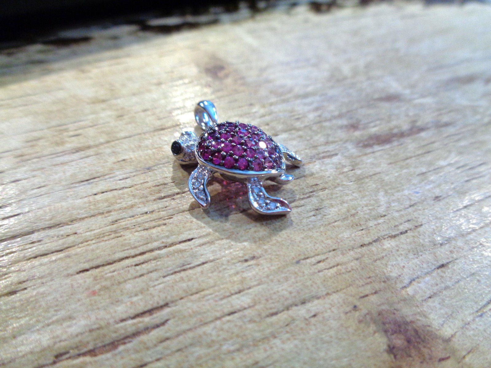 20MM 14K WHITE GOLD 0.87CTS RUBY SAPPHIRE 0.18CT DIAMOND HAWAIIAN TURTLE PENDANT