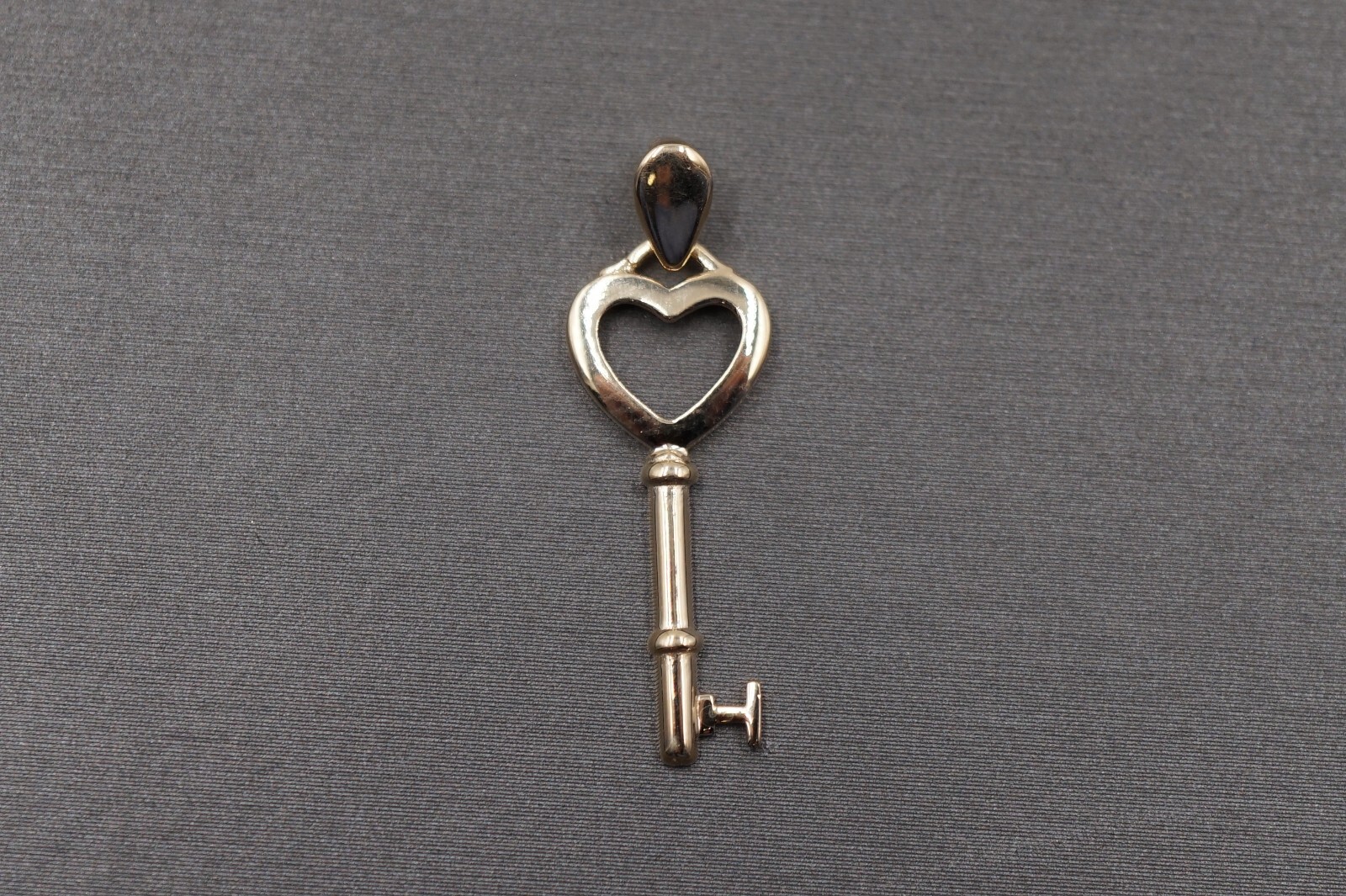 14K Solid Yellow Gold 1.1″ Fancy High Polish Light Heart Key Charm Pendant.