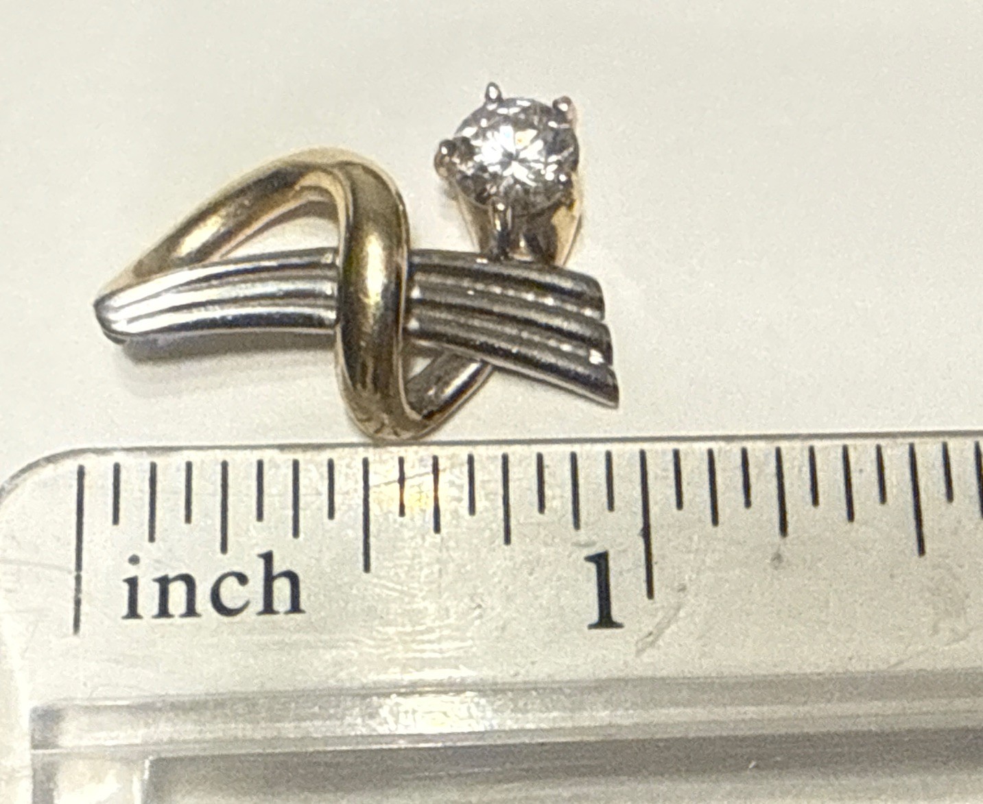 2.81 Grams Of 14kt Yellow,white Gold Modern, Contemporary Clear Stone Pendant