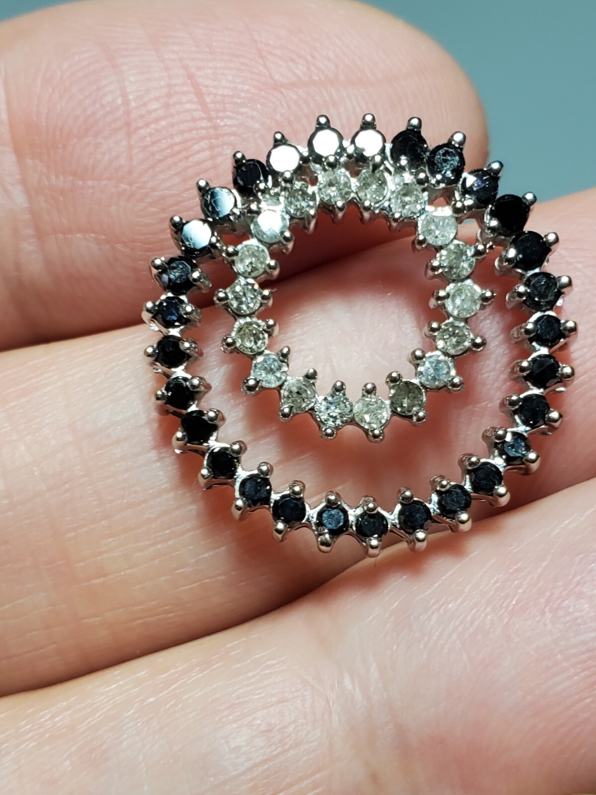 APPROX 0.50 CT ONYX & 1.00 CT DIAMOND 10KT SOLID WHITE GOLD CIRCLE PENDANT