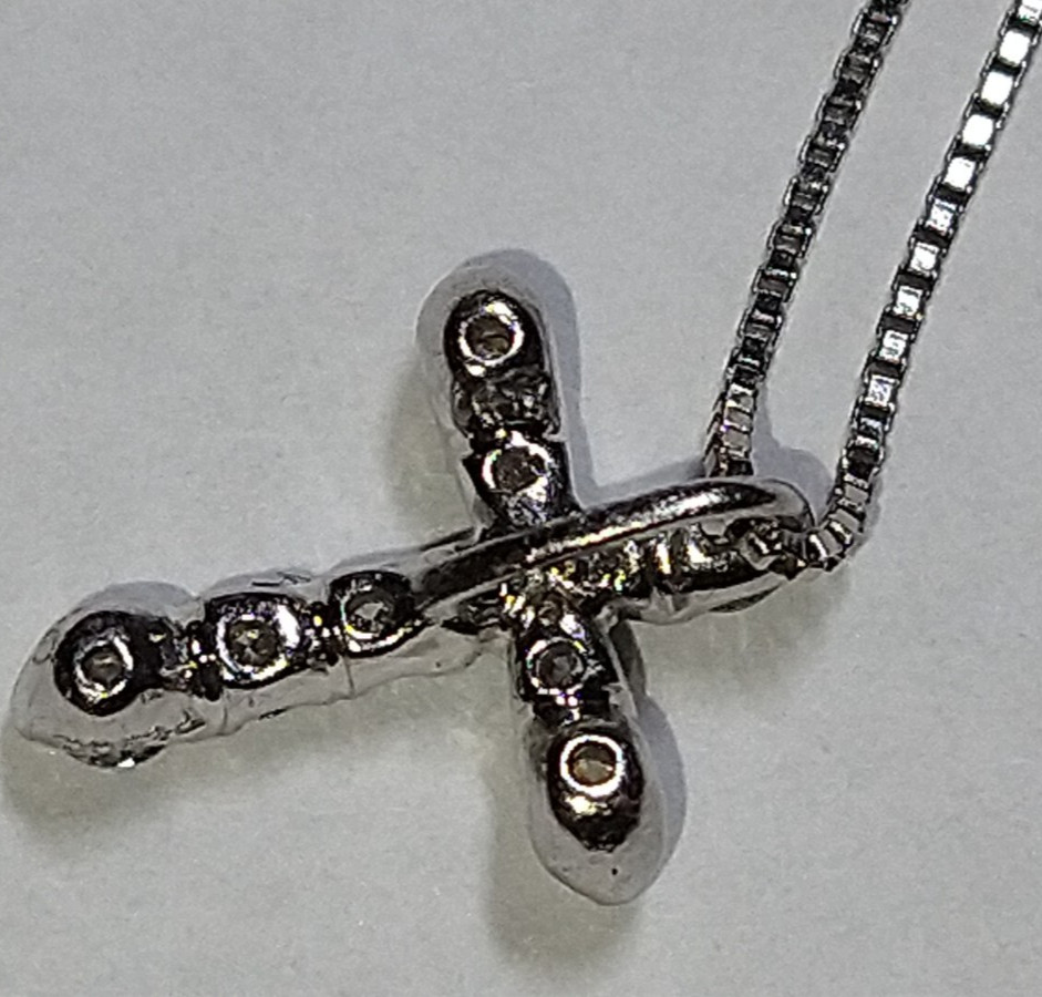 Solid platinum 0.20 carat natural diamond cross necklace 2.56 grams 15.75″
