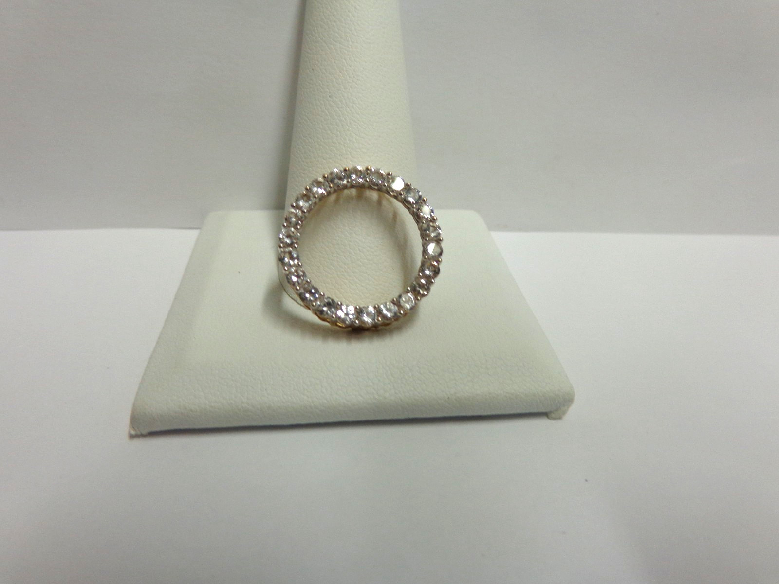 10kt yellow gold white sapphire pendant circle design sz 5/8 in wgt 2.2grmtcw1