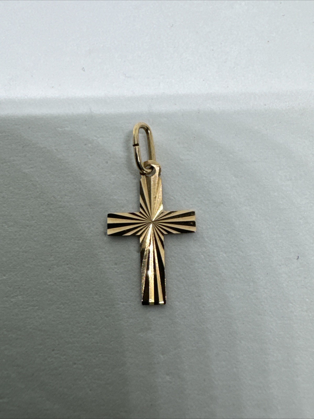 BEAUTIFUL 14k YELLOW GOLD DESIGNED CROSS PENDANT CHARM 14kt 585 CHRISTIAN 0.17g