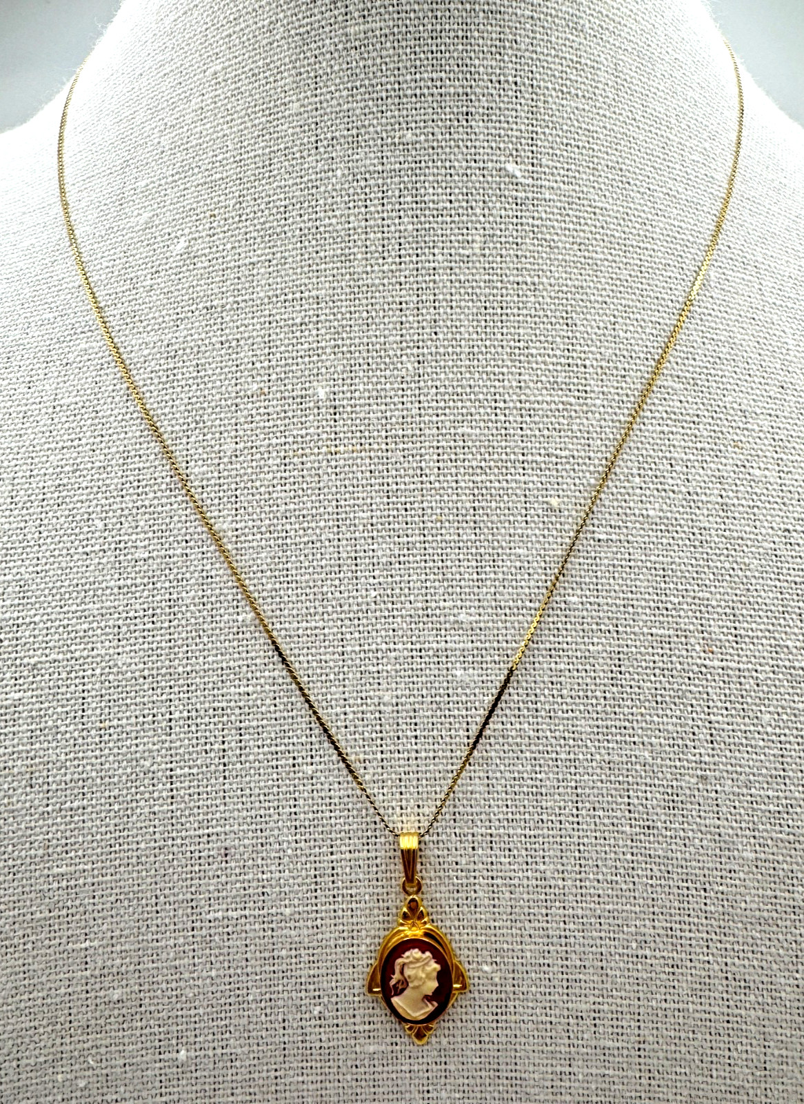 Vtg 14KT Yellow Gold Necklace 16.25″ Curb Link 1g Cameo Victorian Lady Pendant