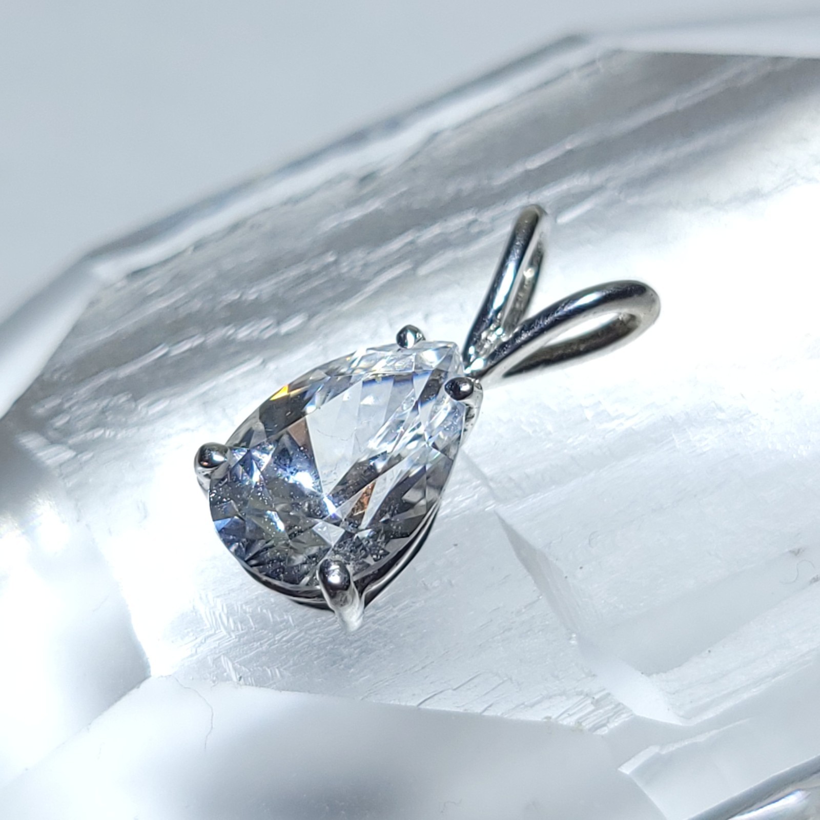 12k White Gold Pendant Clear Stone Small Charm 1.5cm Long 12 Karat 1.0g Total