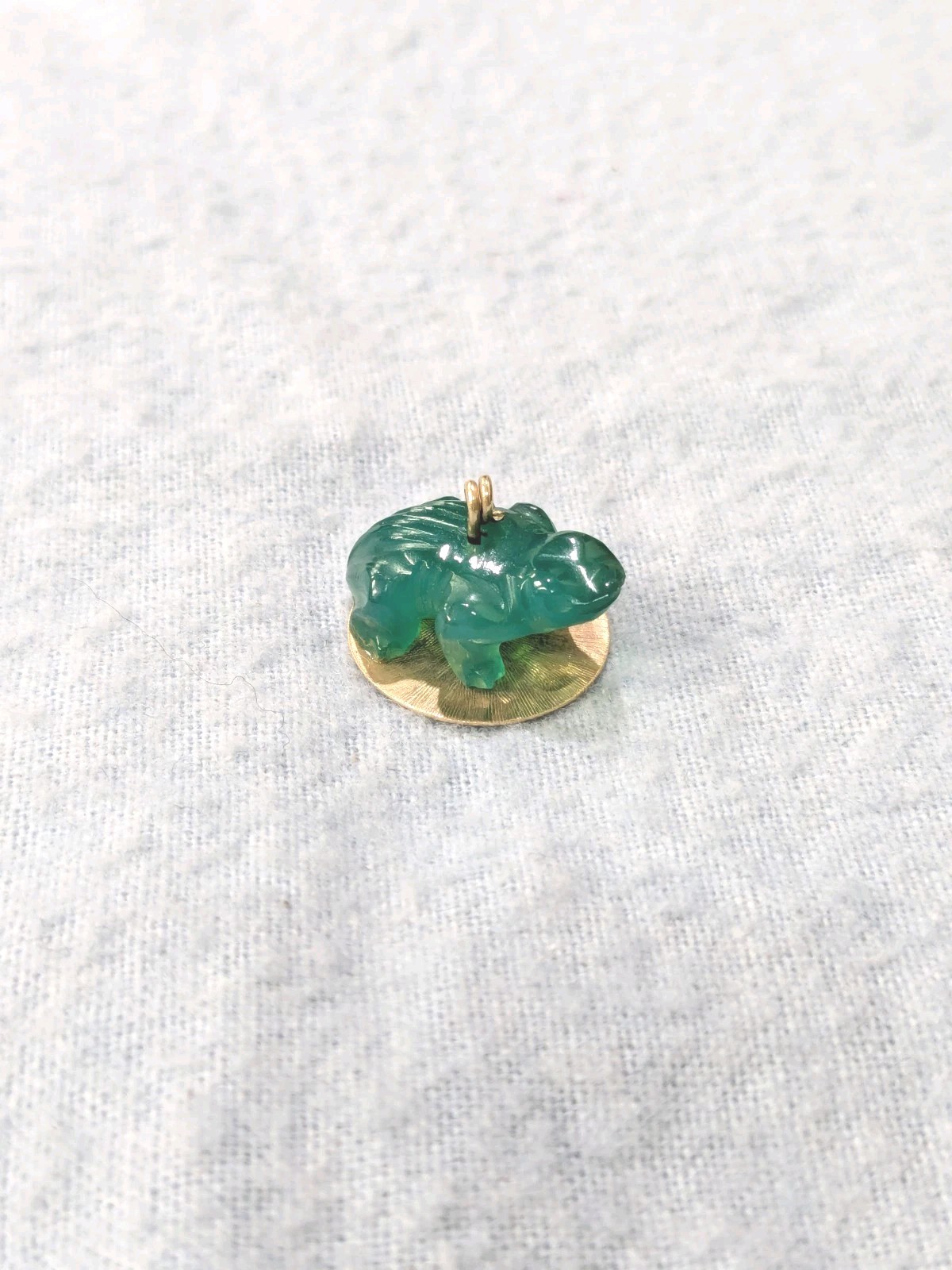 Vtg. 14K Carved Green Chrysoprase Frog Charm 17.5mm Dia, 11.2mm , 3.4 grams