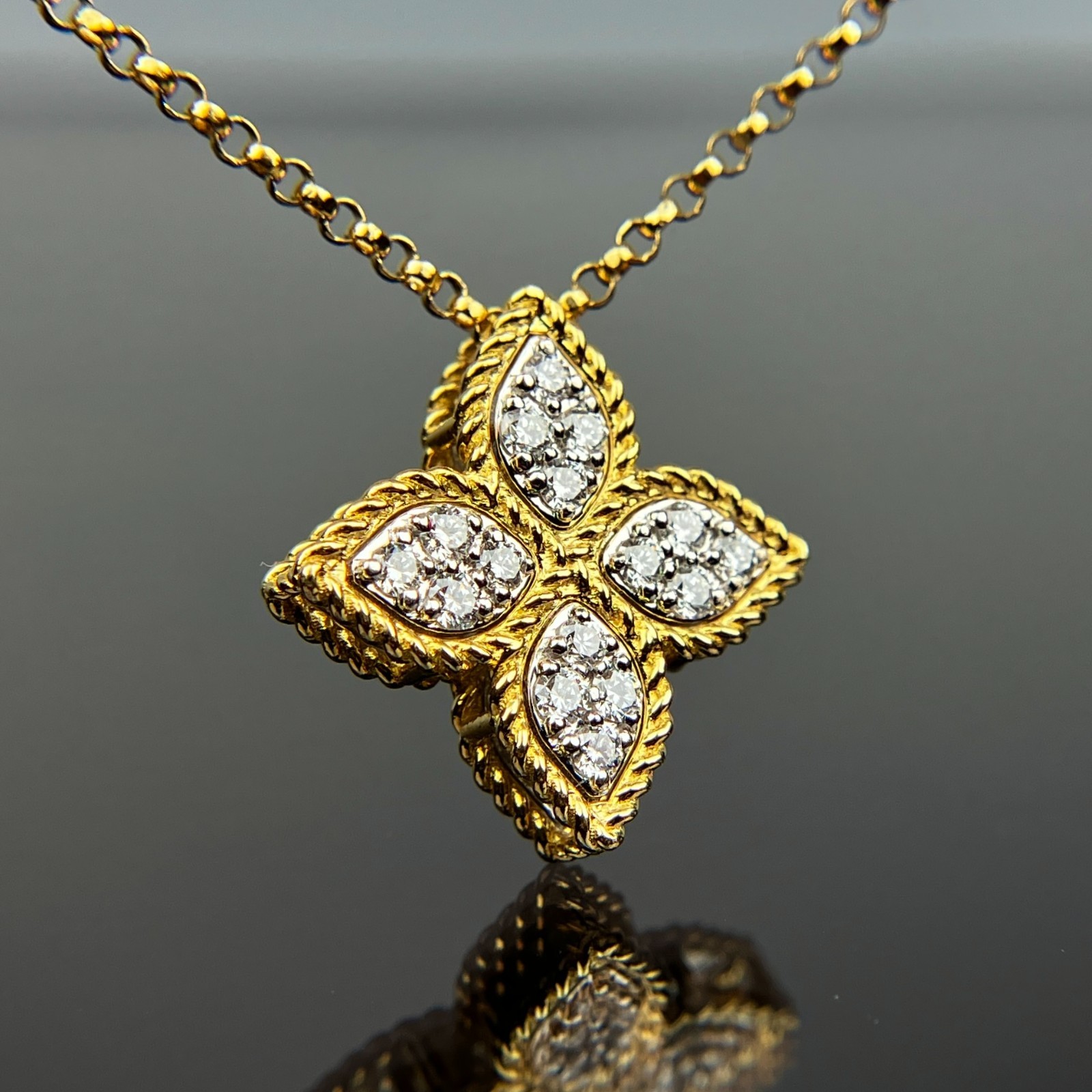 Roberto Coin Venetian Princess 18k Yellow Gold Diamond Pendant with 18″ Necklace
