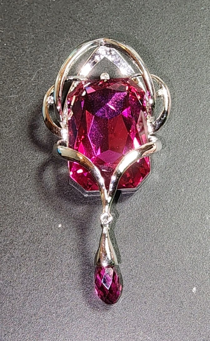 Radiant Cut Hot Pink 1″ X 3/4″ Silver Tone Pentent Stunning. Unknown Metal