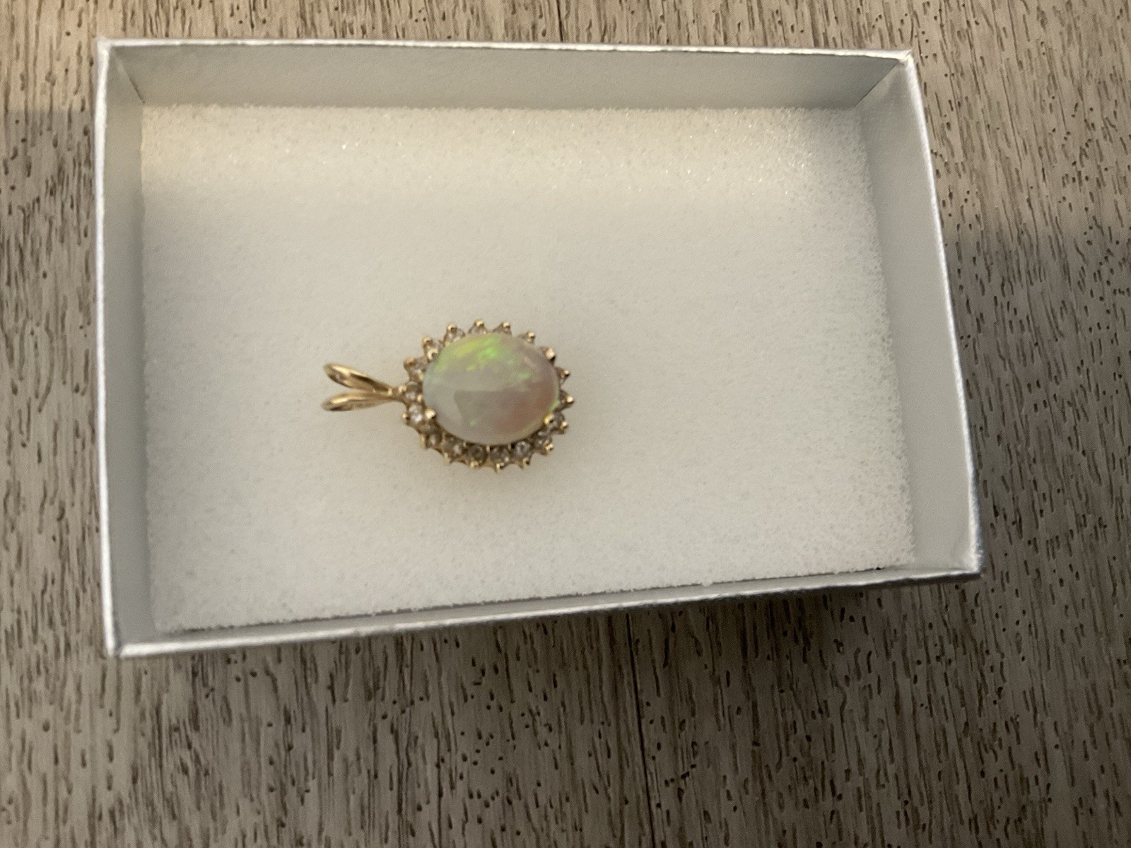Beautiful 4.20 Opal pendant with Clear Diamonds