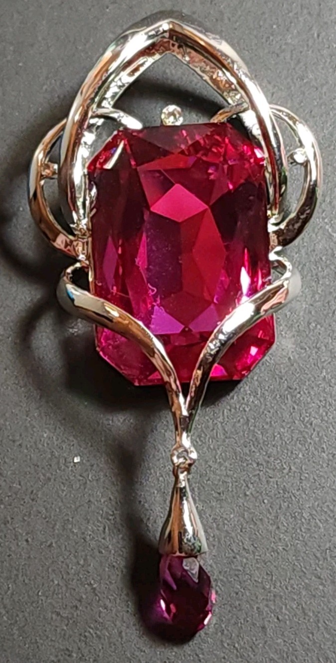 Radiant Cut Hot Pink 1″ X 3/4″ Silver Tone Pentent Stunning. Unknown Metal