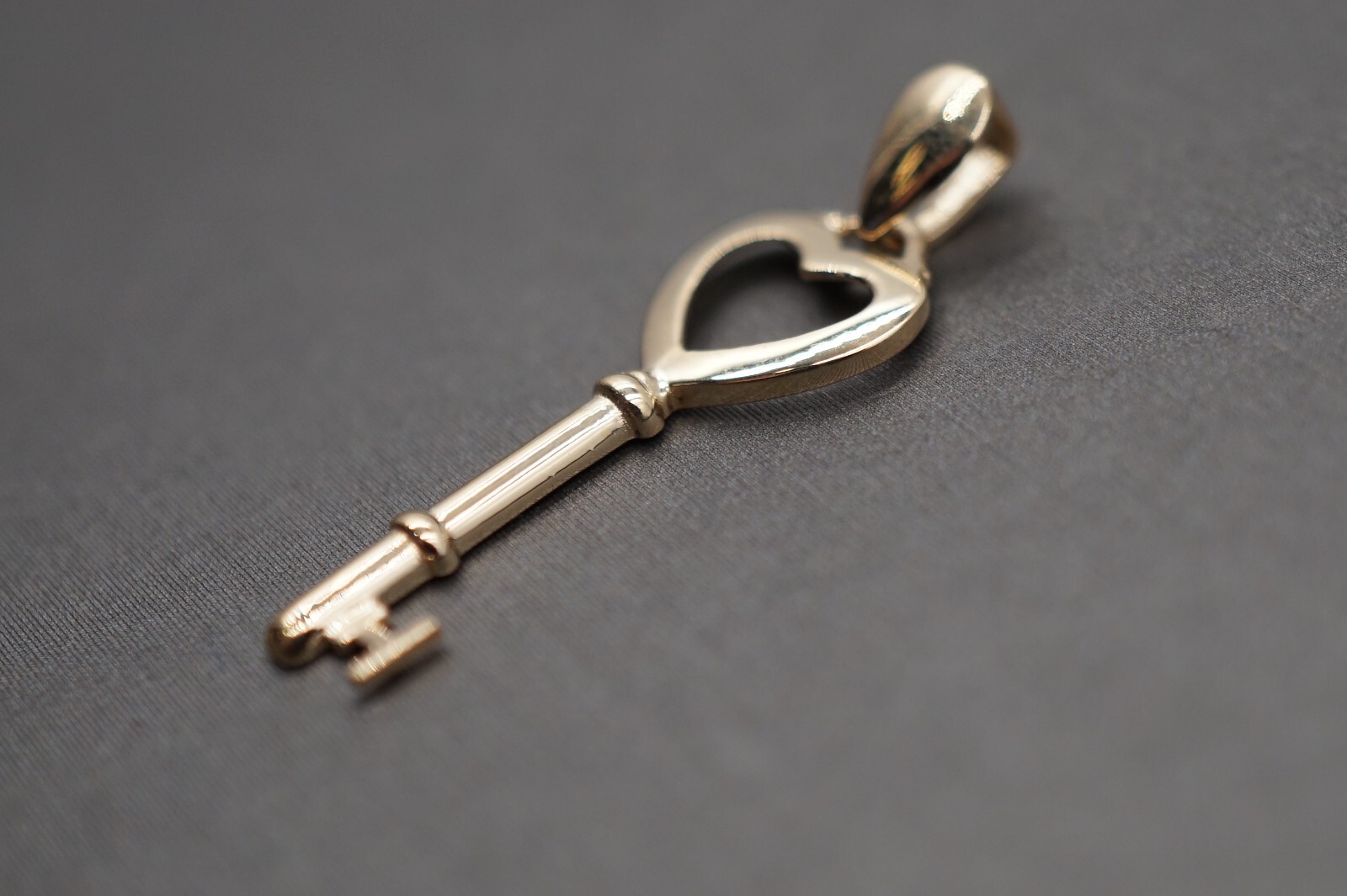 14K Solid Yellow Gold 1.1″ Fancy High Polish Light Heart Key Charm Pendant.