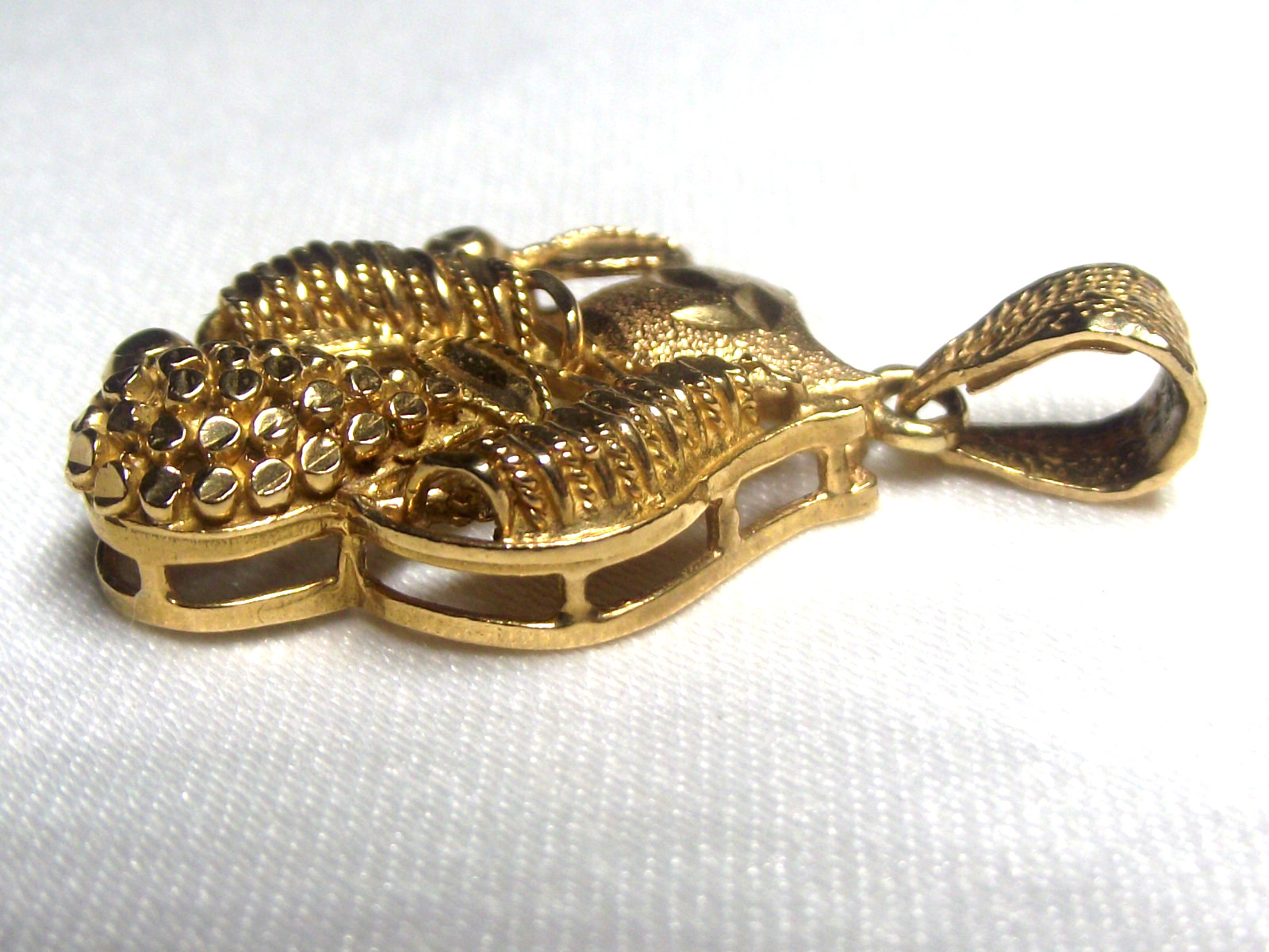 *** HIGH GRADE GOLD *** ? 18ct / 21ct ? FANCY Design PENDANT * approx 6GMS *